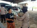 Polsek Kenjeran Gelar Operasi Penertiban Masker di Pasar Podomoro, Sekaligus Bagikan Masker Gratis