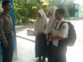 Babinkamtibmas Sukolilo Baru Narsis Bareng Murid-murid SMPN 18