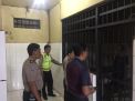 Polsek Kenjeran Laksanakan Cek Rutin Tahanan, Dilanjutkan Pemberian Makan Pagi