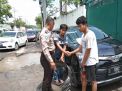 Babinkamtibmas Takal Kedinding Selesaikan Kasus Kecelakaan Ringan Lewat Jalan Damai