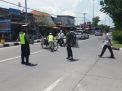 Personil Polsek Kenjeran Lakukan Pengaturan, Bantu Kepulangan Jamaah Sholat Jumat