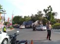 Satlantas Polres Tanjung Perak Atur Lalu Lintas Sore Beri Pelayanan Masyarakat