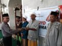Satbinmas Polres Tanjung Perak Bagikan Songkok Untuk Jemaah Masjid Salafiah