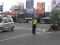 Unit Lantas Polsek Krembangan Lakukan Pengaturan Sore, Bantu Kepulangan Pekerja