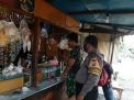 Babinkamtibmas Krembangan Utara Ingatkan Pengunjung Warkop Untuk Selalu Jaga Jarak