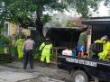 Babinkamtibmas Polsek Semampir Kawal Penyemprotan Disinfektan di Pemukiman Sidotopo Lor
