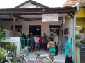 Babinkamtibmas Perak Barat Bersama Kepala Kelurahan Bagikan Wedang Pokak & Telor Rebus