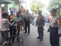 Anggota Satbinmas Polres Tanjung Perak Sosialisasikan Pencegahan Covid-19 Ke Kampung-Kampung