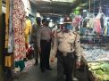 Polsek Asemrowo Lakukan Penertiban Masker Kepada Pedagang & Pengunjung Pasar