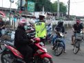 Polsek Asemrowo Lakukan Pengaturan Sore Bantu Kepulangan Pekerja