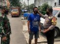 Babinkamtibmas Krembangan Utara Sampaikan Himbauan Pakai Masker Kepada Warga Pesapen Kali