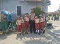 Kanit Binmas Polsek Kenjeran Narsis Bareng Murid SDN Bulak Banteng I