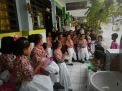 Babinkamtibmas Polsek Semampir Narsis Bersama Murid-murid SDN Pegirian I