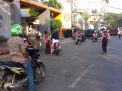 Babinkamtibmas Bongkaran Atur Lalu Lintas Pagi di Depan SMPN 8