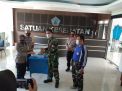 Kapolres Tanjung Perak Berikan Obat Herbal Lianhua Qingwen Untuk Satuan Kesehatan Kodiklatal Bumi Moro