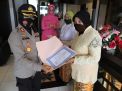 Kapolres Tanjung Perak Serahkan Piagam Penghargaan Untuk Anggota Bhayangkari