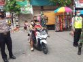 Polsek Krembangan Lakukan Operasi Masker di Pasar Kalianak Bareng Koramil