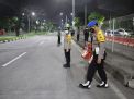 Kapolres Tanjung Perak Pimpin Penyekatan Pengendara di Akses Suramadu
