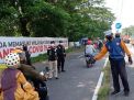 Bersama Satpol PP & Koramil, Polsek Kenjeran Gelar Operasi Penertiban Masker di Jalan HM Noer