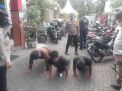 Kanit Sabhara Polsek Asemrowo Pimpin Operasi Penertiban Masker di Depan Mako
