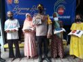 Kapolsek Asemrowo Bagikan Bantuan Sembako & Masker, Sambil Berikan Edukasi Prokes