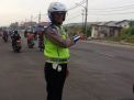 Bantu Keberangkatan Pekerja & Anak Sekolah, Satlantas Polres Tanjung Perak Lakukan Pengaturan Pagi