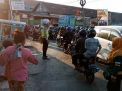 Anggota Satlantas Polres Tanjung Perak Atur Lalu Lintas Sore, Bantu Kepulangan Pekerja