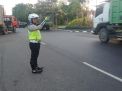 Satlantas Polres Tanjung Perak Lakukan Pengaturan Sore, Bantu Kepulangan Pekerja