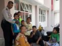 Babinkamtibmas Perak Timur Sampaikan Pesan Kerukunan Kepada Anak-anak Warga Rusun