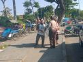 Polsek Kenjeran Bagikan Ratusan Nasi Bungkus Gratis Kepada Penarik Becak di Jalan Kedung Cowek