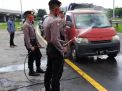 Tegakkan Aturan PSBB, Personil Piket Pospam Polres Tanjung Perak Lakukan Penyekatan Kendaraan