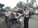 Polsek Asemrowo Bagikan Nasi Kotak Untuk Santapan Berbuka Ke Tukang Becak