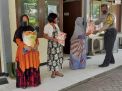 Babinkamtibmas Perak Timur Bagikan Bantuan Sembako Dari Kapolres Tanjung Perak