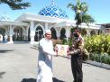 Peringati HUT Bhayangkara-74 Babinkamtibmas Takal Kedinding Berikan Sembako Untuk Takmir Masjid