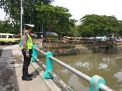 Polsek Pabean Cantikan Pantau Ketinggian Permukaan Air di Sungai Kalimas, Antisipasi Potensi Banjir