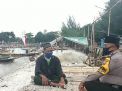 Babinkamtibmas Kedung Cowek Sampaikan Himbauan Keselamatan Kepada Nelayan