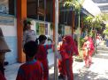 Babinkamtibmas Polsek Pabean Cantikan Ajari Cara Mengibarkan Bendera