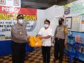Kasat Binmas Polres Tanjung Perak Bagikan Paket Sembako Untuk KTS RW 03 Nyamplungan
