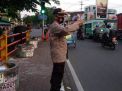 Polsek Semampir Lakukan Pengaturan Sore, Bantu Kepulangan Para Pekerja