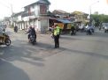 Unit Lantas Polsek Asemrowo Lakukan Pengaturan Sore Cegah Kemacetan di Jalan Tambak Mayor