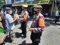 Polsek Semampir Bersama Satpol PP Kecamatan Bagikan Bantuan Beras Kepada Penarik Becak & Pedagang Keliling