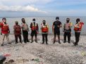 Kapolres Tanjung Perak Ikut Lakukan Pemasangan Tanda Rambu Peringatan Debit Air di Pesisir Kenjeran
