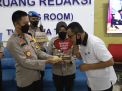 Kapolres Tanjung Perak Berikan Kejutan Kue Ulang Tahun di HUT Ke 43 TVRI Jawa Timur