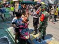 Polsek Krembangan Gelar Operasi Penertiban Masker di Pasar Kalianak Bersama Anggota Koramil