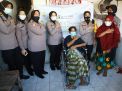 Peringati Hari Kartini, Kapolres Tanjung Perak Berikan Sumbangan Kursi Roda Untuk Warga Yang Sakit