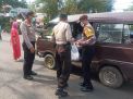 Polsek Semampir Bagi-Bagi Nasi Bungkus Sebagai Bentuk Peduli Pandemi Covid-19