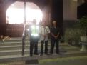 Unit Sabhara Polsek Krembangan PAM Kebaktian Sabtu di Gereja Santo Mikael