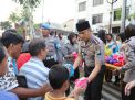 Kapolres Tanjung Perak Bersama Istri Berbagi Takjil Gratis