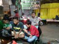 Sambang Warung Kopi, Babinkamtibmas Perak Timur Sampaikan Pesan Positif ke Pengunjung