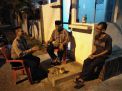 Panit Binmas Polsek Asemrowo Sampaikan Pesan Waspada 3C Ke Warga Kampung
